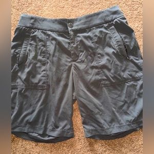 Athleta walking active shorts Army green sz 8